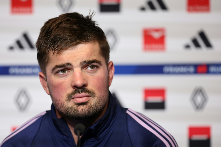 Gregory Alldritt pendant une conférence de presse au Stade de France à Saint-Denis près de Paris le 21 novembre 2025