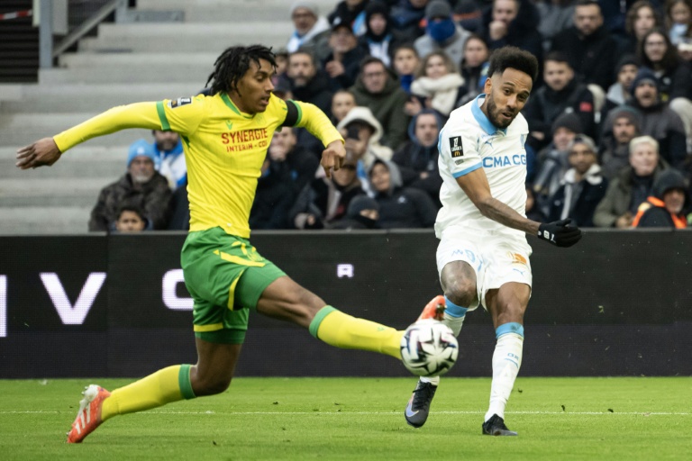 L'attaquant de Marseille Pierre-Emerick Aubameyang face au défenseur de Nantes Sekou Doucouré, lors du match de Ligue 1 perdu par l'OM, le dimanche 4 janvier 2026, à Marseille