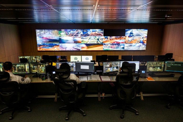 Des policiers municipaux devant les images de caméras de vidéosurveillance à Saint-Denis, en Seine-Saint-Denis, le 22 janvier 2026