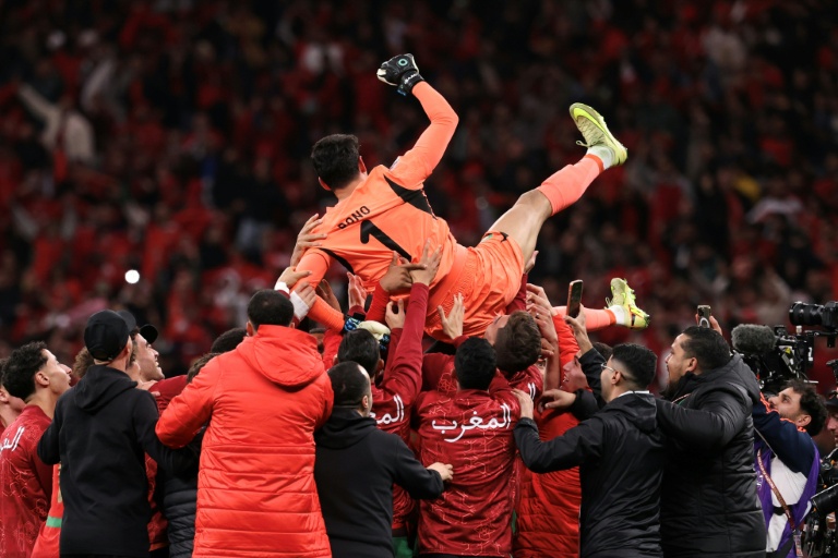 Le gardien marocain Yassine Bounou porté en triomphe par ses coéquipiers après la victoire en demi-finale contre le Nigeria, le 14 janvier 2026 à Rabat