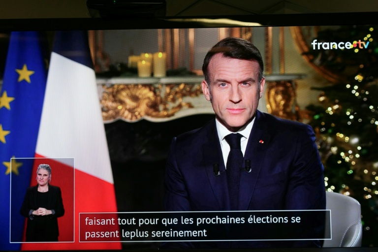 Un écran de television qui diffuse l'allocution des voeux du président Emmanuel Macron, mercredi soir le 31 décembre 2025 depuis l'Elysée