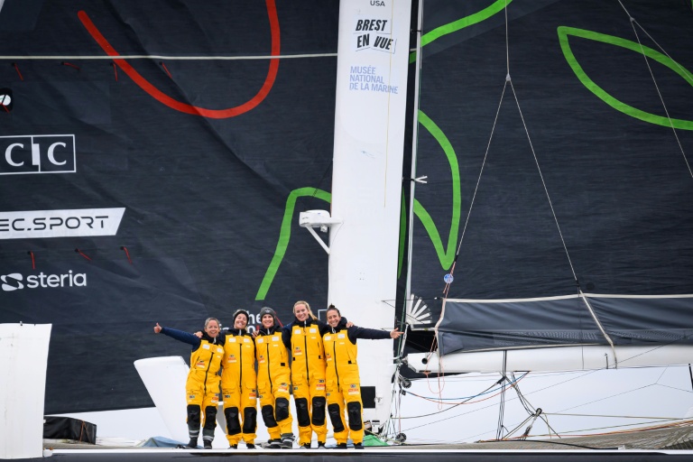La navigatrice française Alexia Barrier (G) pose à bord de son trimaran géant Idec Sport, entourée de plusieurs de ses 7 coéquipières formant un équipage 100% féminin, le 9 octobre 2025 au large de la Bretagne.