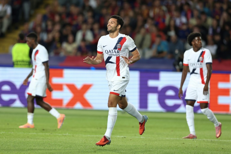 Le Portugais Gonçalo Ramos (au centre) vient de marquer le but de la victoire du PSG à Barcelone en Ligue des champions, le 1er octobre 2025