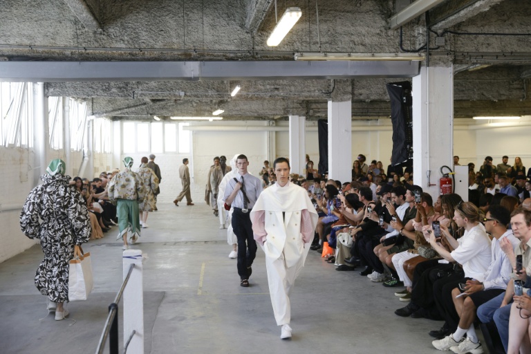 Le défilé Hed Mayner dans un parking abandonné, à Paris, le 25 juin 2025