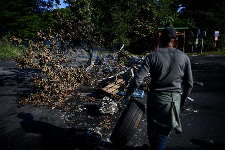 Un manifestant sur un barrage au Gosier, en Guadeloupe, le 23 novembre 2021