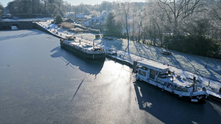 Photo aérienne du canal gelé d'Ille-et-Rance, à Hede-Bazouges en Ille-et-Villaine, prise le mardi 6 janvier 2026