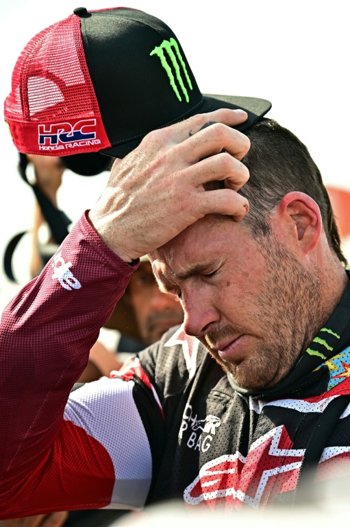 Le pilote américain Ricky Brabec (Honda), très déçu après avoir terminé à la deuxième place du classement général en motos du rallye Dakar, à l'arrivée de la dernière étape à Yanbu (Arabie saoudite), le 17 janvier 2026