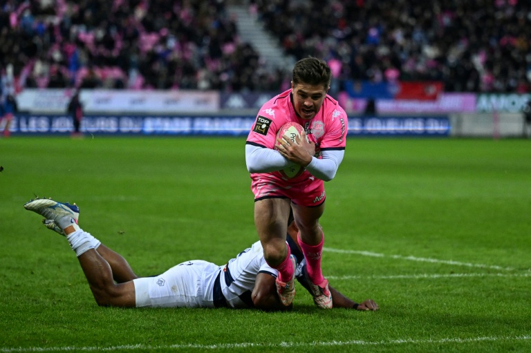 Le joueur du Stade français Louis Carbonel en passe de marquer un  essai, durant le match de Top 14 contre Castres, le samedi 3 janvier 2026, à Paris