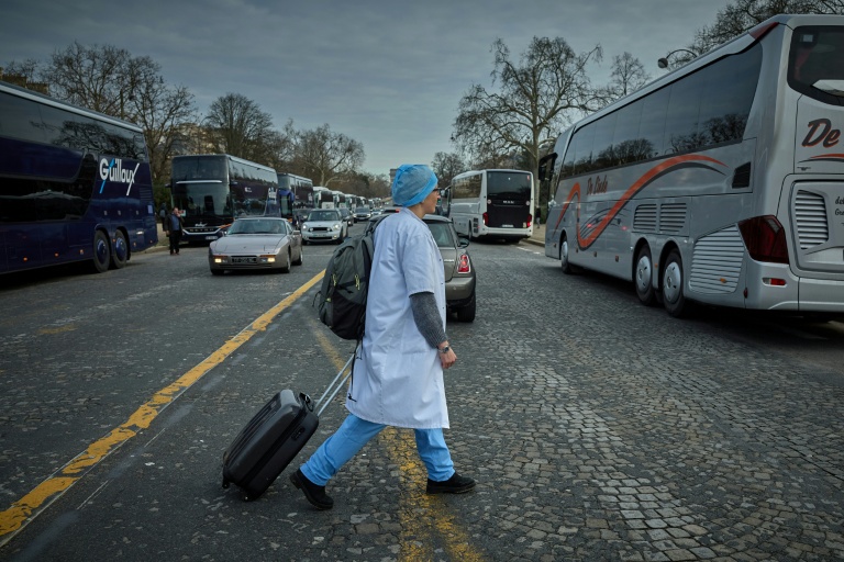 Des médecins libéraux partent de Paris pour un exil symbolique de trois jours à Bruxelles afin de protester contre la politique de santé du gouvernement, le 11 janvier 2026