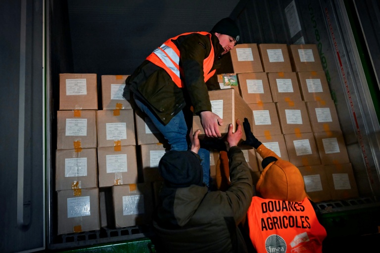 Des agriculteurs déchargent un camion transportant des marchandises étrangères au port du Havre, le 12 janvier 2026