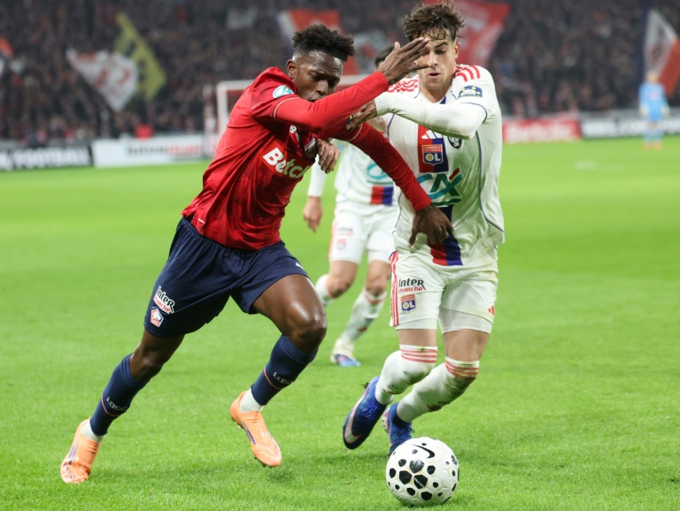 Le Lillois Felix Correia (G) lors de la défaite du club nordiste face à Lyon (2-1) en 16e de finale de la Coupe de France, le 12 janvier 2026 au stade Pierre-Mauroy de Villeneuve-d'Ascq