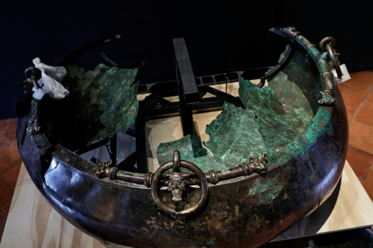 Un des objets retrouvés dans la tombe d'un prince celte à Lavau et présentés au musée d'art moderne de Troyes, le 22 janvier 2026