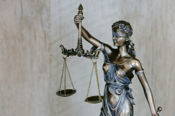 Trop lente, trop complexe : les Français face à une justice à bout de souffle