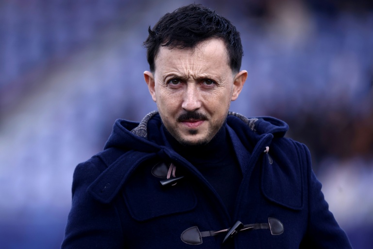 Pablo Longoria observe ses joueurs avant le match de Coupe de France de Marseille à Bourg-en-Bresse, le 21 décembre 2025