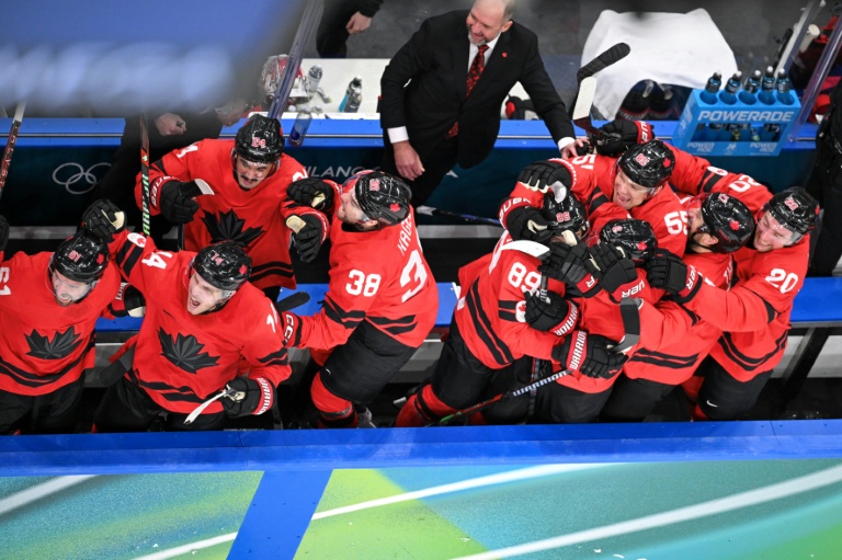 Les Canadiens savourent leur qualification pour la finale olympique du hockey sur glace après leur victoire épique contre la Finlande à Milan, le 20 février 2026