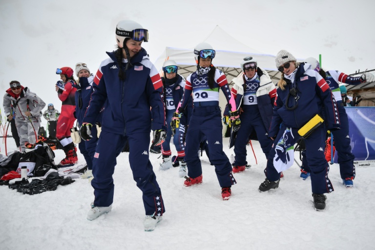 L'Américaine Lindsey Vonn avec ses coéquipières durant l'interruption du premier entraînement officiel avant la descente des JO-2026 le 6 février 2026 à Cortina d'Ampezzo