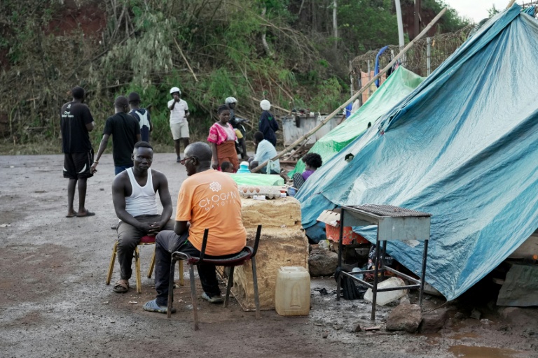 Des migrants dans un camp de fortune à Mamoudzou, à Mayotte, le 14 novembre 2025