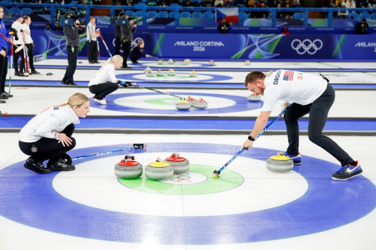 Les Américains Korey Dropkin (d) et Cory Thiesse (g) participent au tournoi de curling en double mixte contre la République tchèque lors des Jeux olympiques d'hiver de Milan-Cortina 2026 au stade olympique de curling de Cortina d'Ampezzo, le 6 février 2026 en Italie