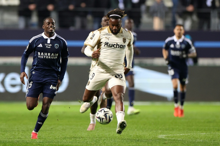 L'attaquant lensois Allan Saint-Maximin (C) avec le ballon face au Paris FC, à Paris, le 14 février 2026