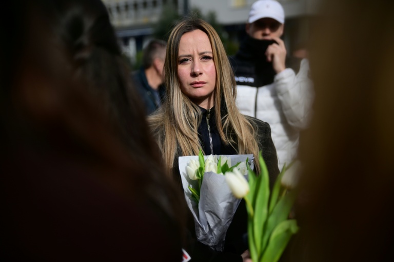 Alice Cordier, du collectif identitaire Némésis,  lors de la marche en hommage à Quentin Deranque une semaine après la mort du jeune militant d'extrême droite radicale battu à mort par des membres de l'ultragauche, le 21 février 2026 à Lyon