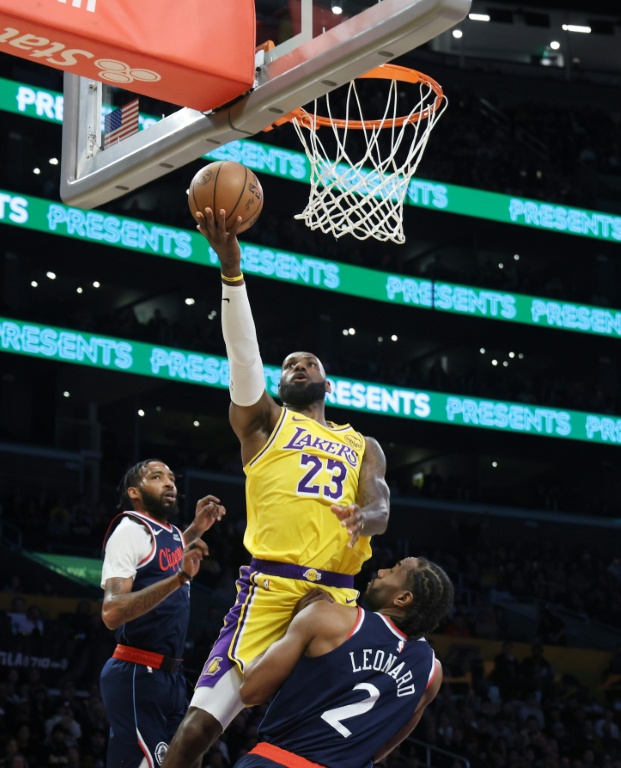 LeBron James (c) marque lors du match des Lakers contre les Clippers, le 20 février 2026 à Los Angeles