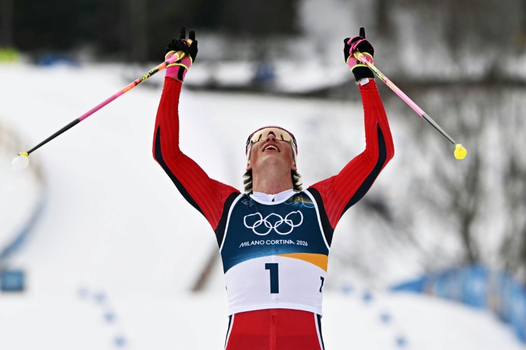 Johannes Klaebo à l'arrivée du 50 km le 21 février 2026 à Tesero. Avec six médailles d'or en six courses, le fondeur norvégien a illuminé le Val di Fiemme