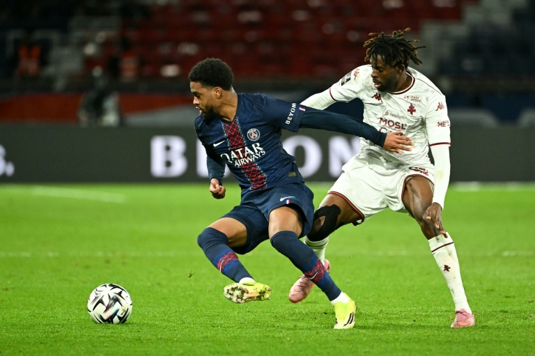 L'attaquant du Paris SG Ibrahim Mbaye (G) et le Messin Boubacar Traore lors de la victoire parisienne 3-0, qui permet au PSG de reprendre la tête de la Ligue 1, le 21 février 2026 au Parc des Princes