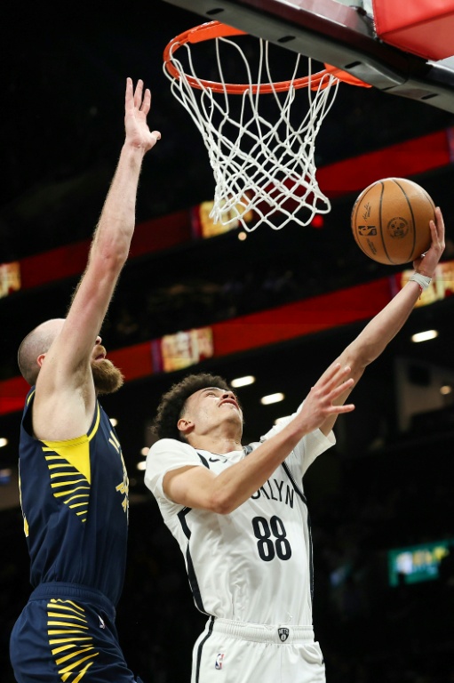 Nolan Traoré (d) lors du match NBA des Brooklyn Nets contre les Indiana Pacers, le 19 février 2026 à New York