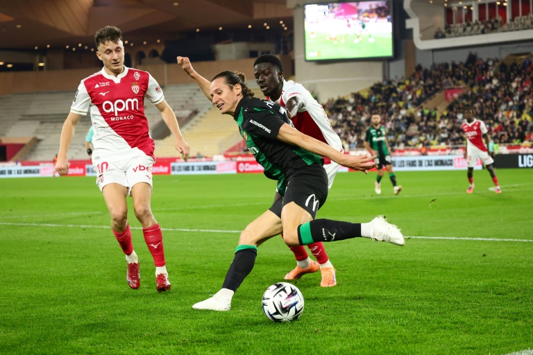 Retrouvailles entre Lens et Monaco avec en animateurs l'attaquant Florian Thauvin () au centre et le Monégasque Aleksandr Golovin opposés ici au stade Louis II, le 8 novembre 2025