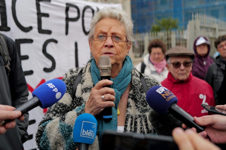 L'ancienne porte-parole départementale d'Attac, Geneviève Legay, s'adresse à la presse lors d'un rassemblement devant le palais de justice de Nice, le 8 mars 2024
