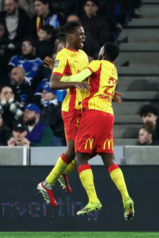 Le milieu de terrain malien de Lens Mamadou Sangare (G) a marqué le but de l'égalisation face à Strasbourg vendredi soir au stade de la Meinau