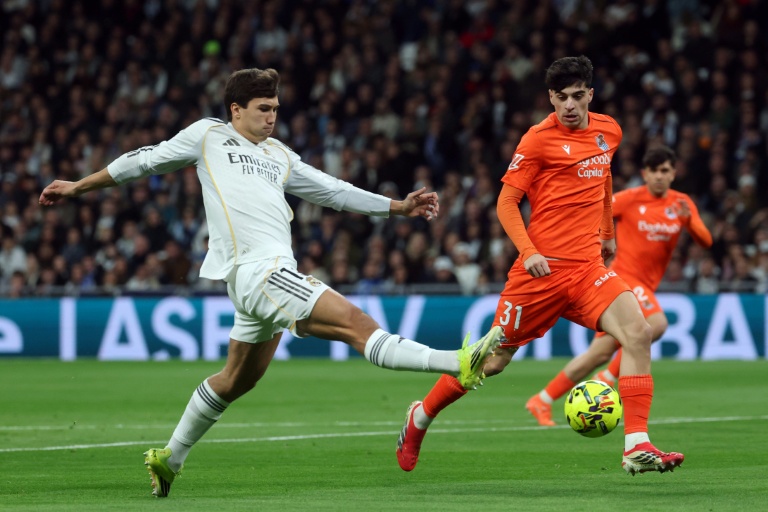 L'attaquant du Real Madrid Gonzalo Garcia (G) ouvre le score face à la Real Sociedad, à Madrid, le 14 février 2026