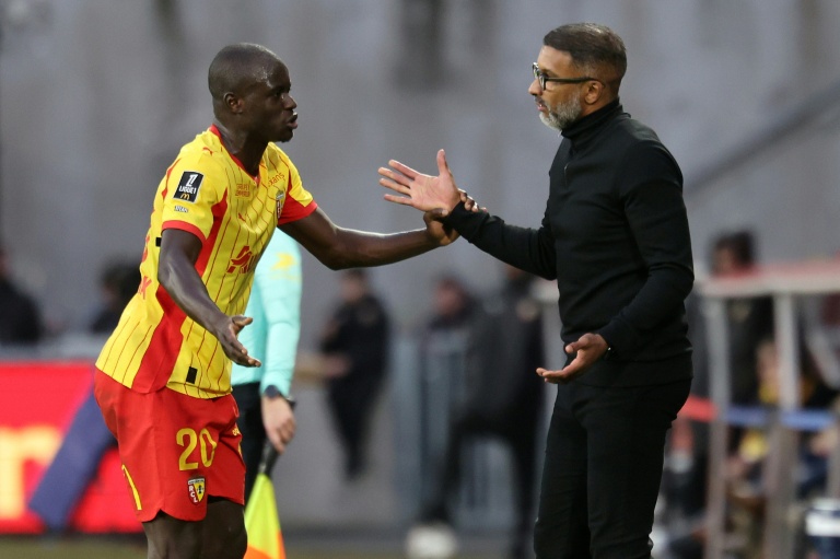 L'entraîneur de Rennes Habib Beye (à droite) et le défenseur lensois Malang Sarr (à gauche) le 7 février 2026 au stade Bollaert de Lens