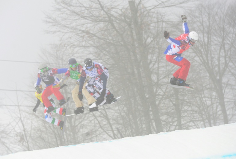 Pierre Vaultier (à droite) lors de la finale de snowboardcross des Jeux olympiques de Sotchi le 18 février 2014. Victime comme Lindsey Vonn d'une rupture du ligament croisé antérieur, le Français avait décroché l'or