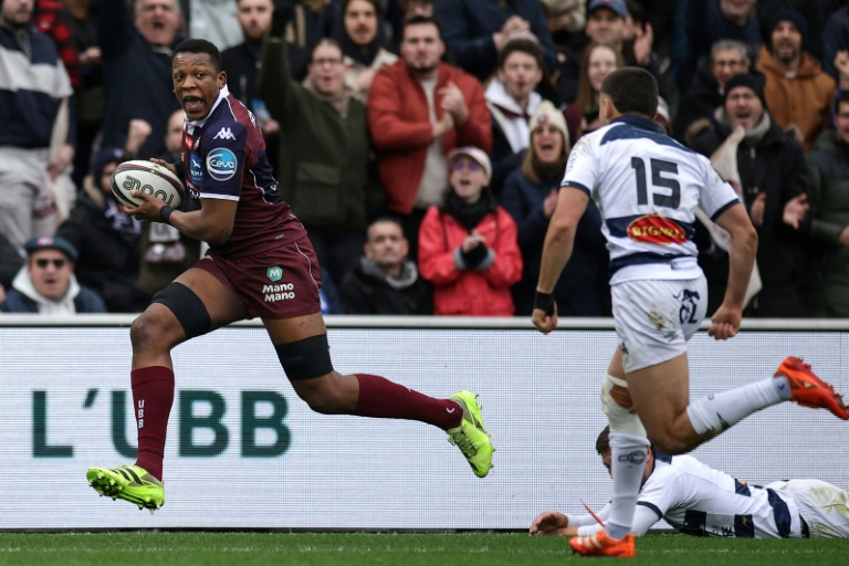 Le deuxième ligne de l'UBB Cameron Woki (G) court inscrire un essai à Castres, le 14 février 2026