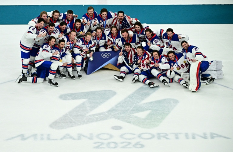 Les hockeyeurs américains après leur victoire en finale du tournoi olympique de hockey sur glace le 22 février 2026 à Milan
