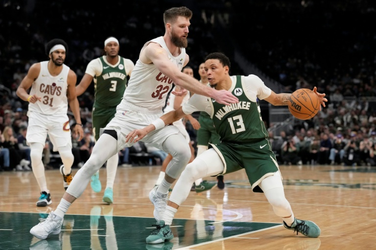 Dean Wade (g) défend face à Ryan Rollins lors du match NBA des Cleveland Cavaliers contre les Milwaukee Bucks, le 25 février 2026 à Milwaukee