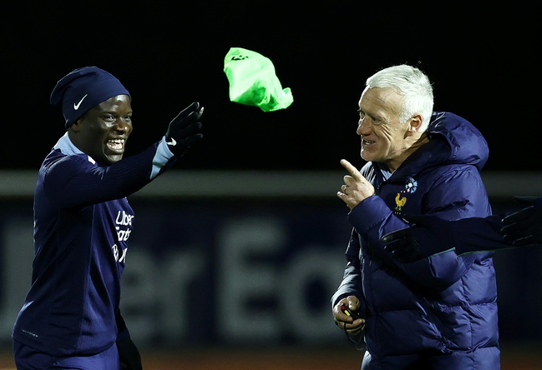 Le milieu de terrain des Bleus N'Golo Kanté (G) avec le sélectionneur Didier Deschamps lors d'un entrainement, à Clairefontaine-en-Yvelines, le 11 novembre 2025