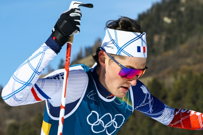Le biathlète Mathis Desloges en action lors du 10km cross-country des JO 2026 de Milan Cortina à Lago di Tesero le 13 février 2026 en Italie