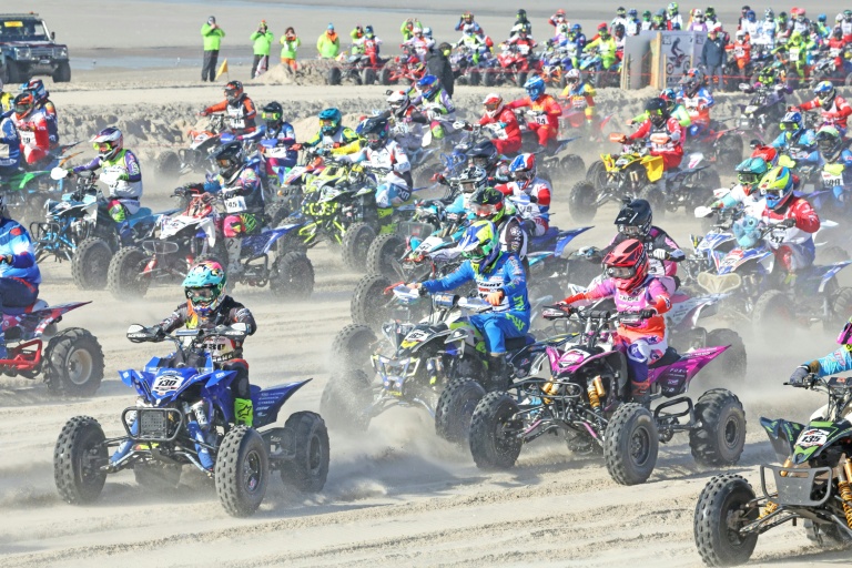 Des pilotes de quad s'affrontent lors de la 50e édition de l'Enduropale, une course de quad sur sable organisée au Touquet, dans le nord de la France, le 14 février 2026