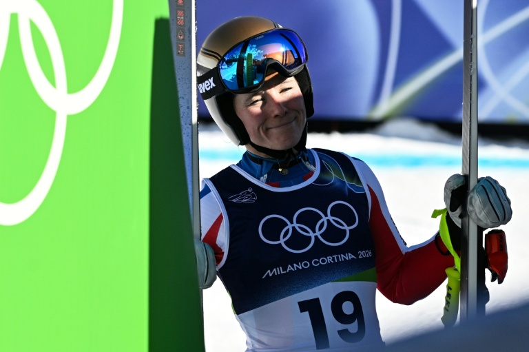 La skieuse française Romane Miradoli sourit après avoir participé à l'épreuve féminine de descente lors des JO-2026 à Cortina d'Ampezzo, en Italie, le 8 février 2026