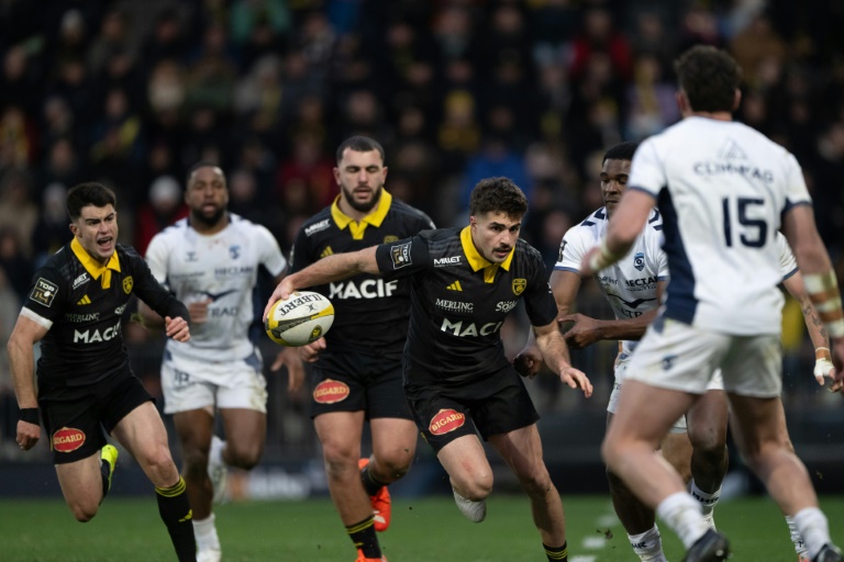 L'ailier de La Rochelle Davit Niniashvili ballon en main lors du match de Top 14 contre Montpellier dans le stade Marcel-Deflandre de La Rochelle le 14 février 2026 en France