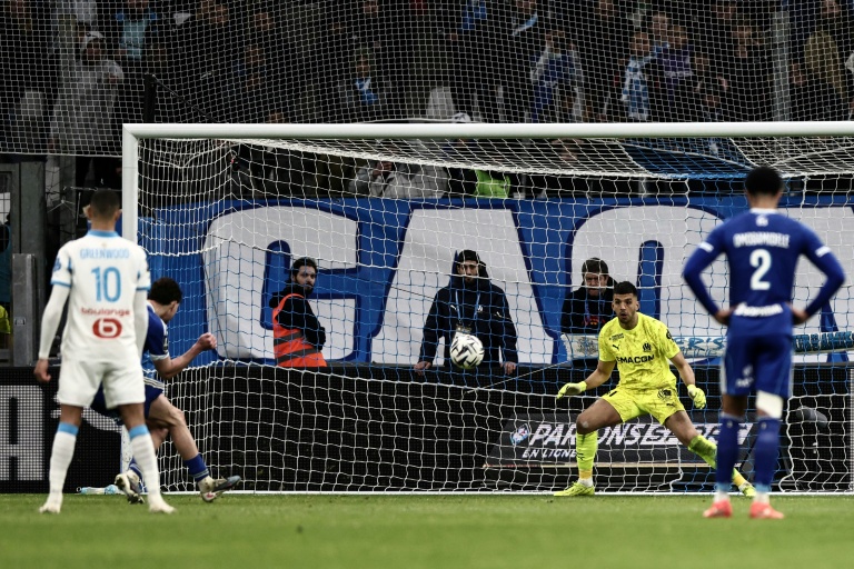 L'attaquant de Strasbourg Joaquin Panichelli (G) inscrit un pénalty face à l'OM, à Marseille, le 14 février 2026