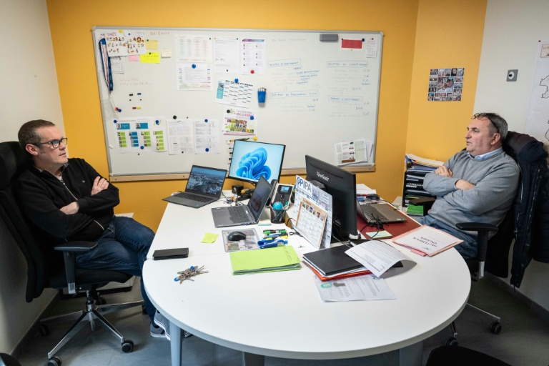 Arnaud Pageaud (D) et Jérome Squelard (G), les deux maires de la commune de Teillé, en Loire-Atlantique, le 10 février 2026