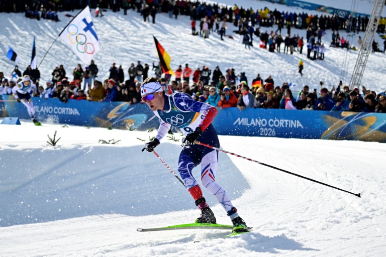 Mathis Desloges sur la piste du skiathlon lancé vers sa deuxième place aux Jeux de Milan Cortin, le 8 février 2026 à Val di Fiemme