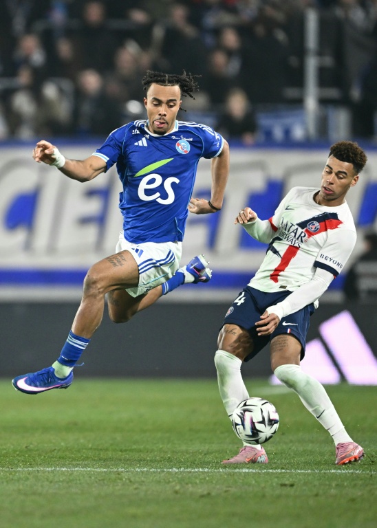 Le défenseur de Strasbourg Guela Doué (G) au duel face à son frère et attaquant du PSG Desire Doué, lors de la 20e journée de Ligue 1, à Strasbourg, le 1er février 2026