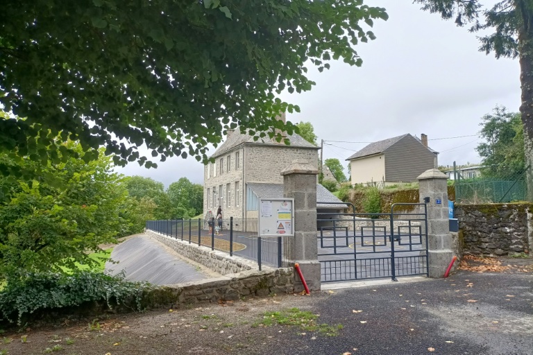 Vue générale de l'école de Moussages, dans le Cantal, le 4 septembre 2025
