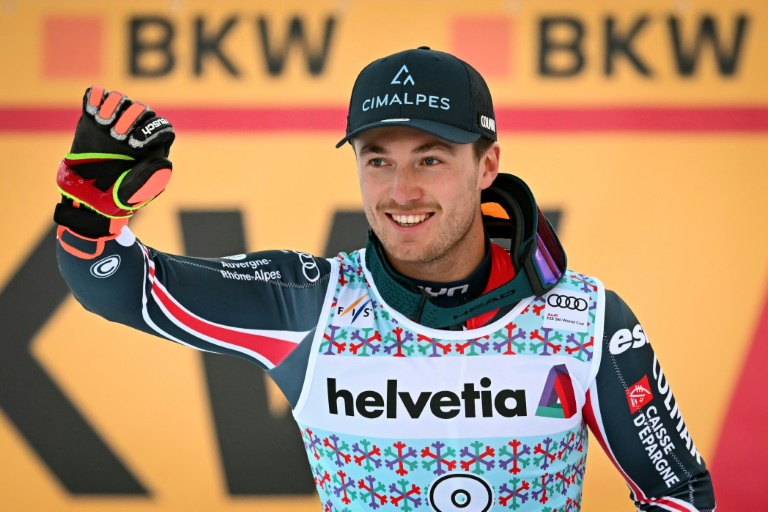 Paco Rassat affiche son bnheur après sa victoire dans le slalom d'Adelboden, en Suisse, le 11 janvier 2026