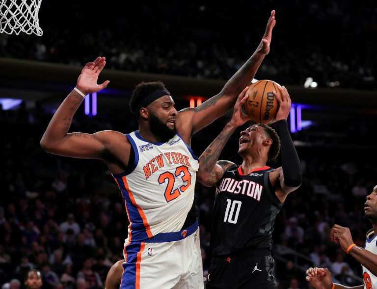 Jabari Smith Jr. (d) et Mitchell Robinson lors du match NBA des Houston Rockets contre les New York Knicks, le 21 février 2026 à New York