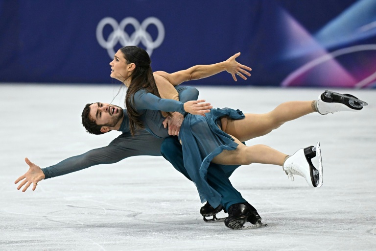 Les Français Laurence Fournier Beaudry et Guillaume Cizeron, champions olympiques de danse sur glace, le 11 février 2026 aux JO de Milan Cortina
